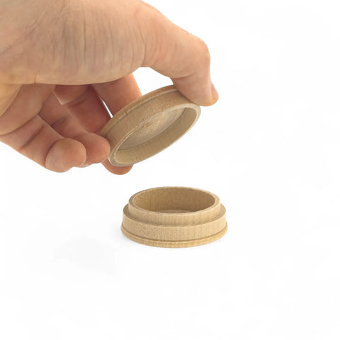 Geöffnete 51 x 21 mm gedrechselte Holzdose