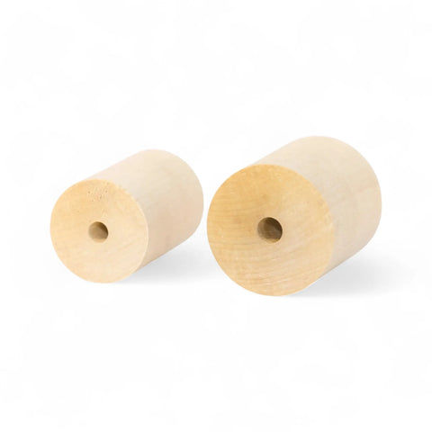 puidust silindrid in 40 × 60 mm ja 50 × 60 mm suurused virnastatud together