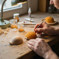 Деревянная фигурка ёжика, украшенная янтарём
