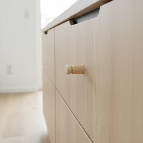 Nahaufnahme von 25 mm gedrechseltes Holzstifte Möbelknopf showing wood grain