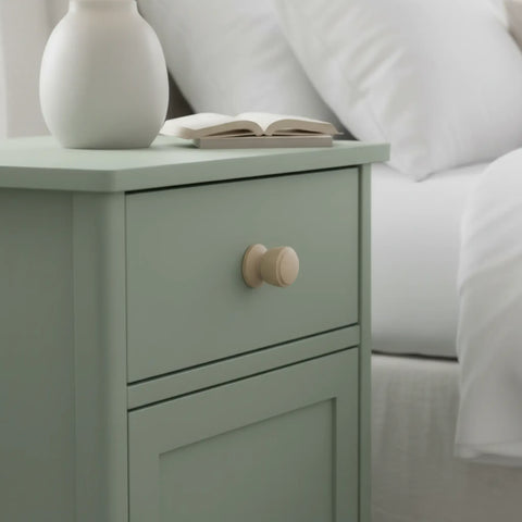 30 mm Dekorativ turned Birkenholz Möbelknopf installed on cabinet door